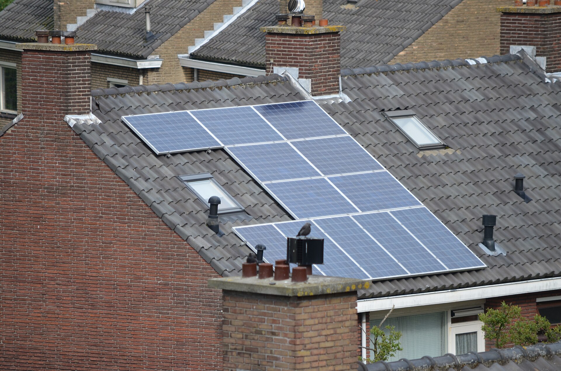 Zonnepanelen op het pannendak van een Nederlandse woning